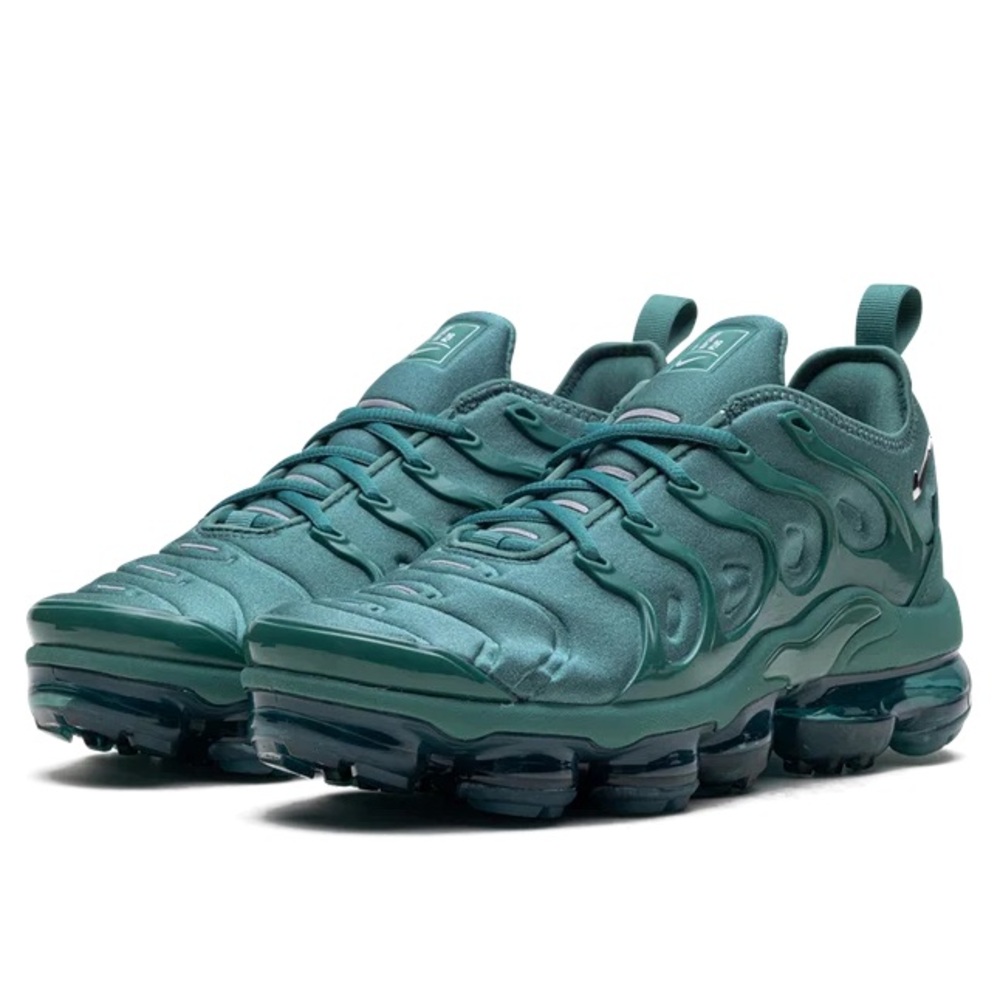 NEW - WOMENS NIKE VAPORMAX PLUS - 6.5